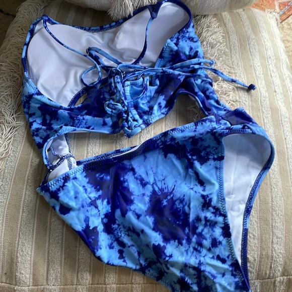 Swimsuit with cutouts - Picture 2 of 3